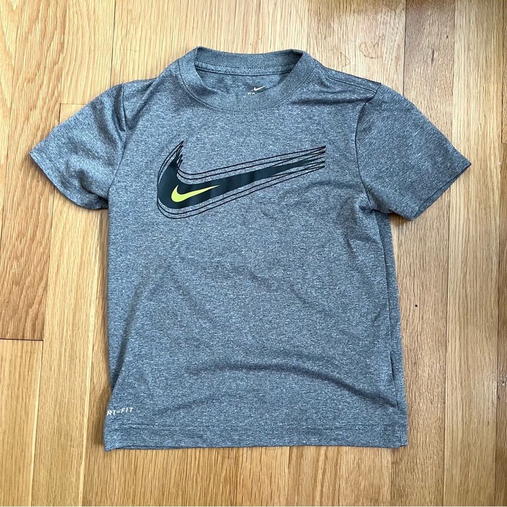 NIKE Kids Dri Fit T-Shirt (Medium 5-6)